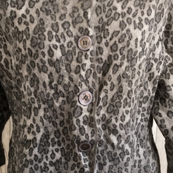 JH Collectibles Woman Gray Animal Print Wool Cardigan - Picture 3 of 10